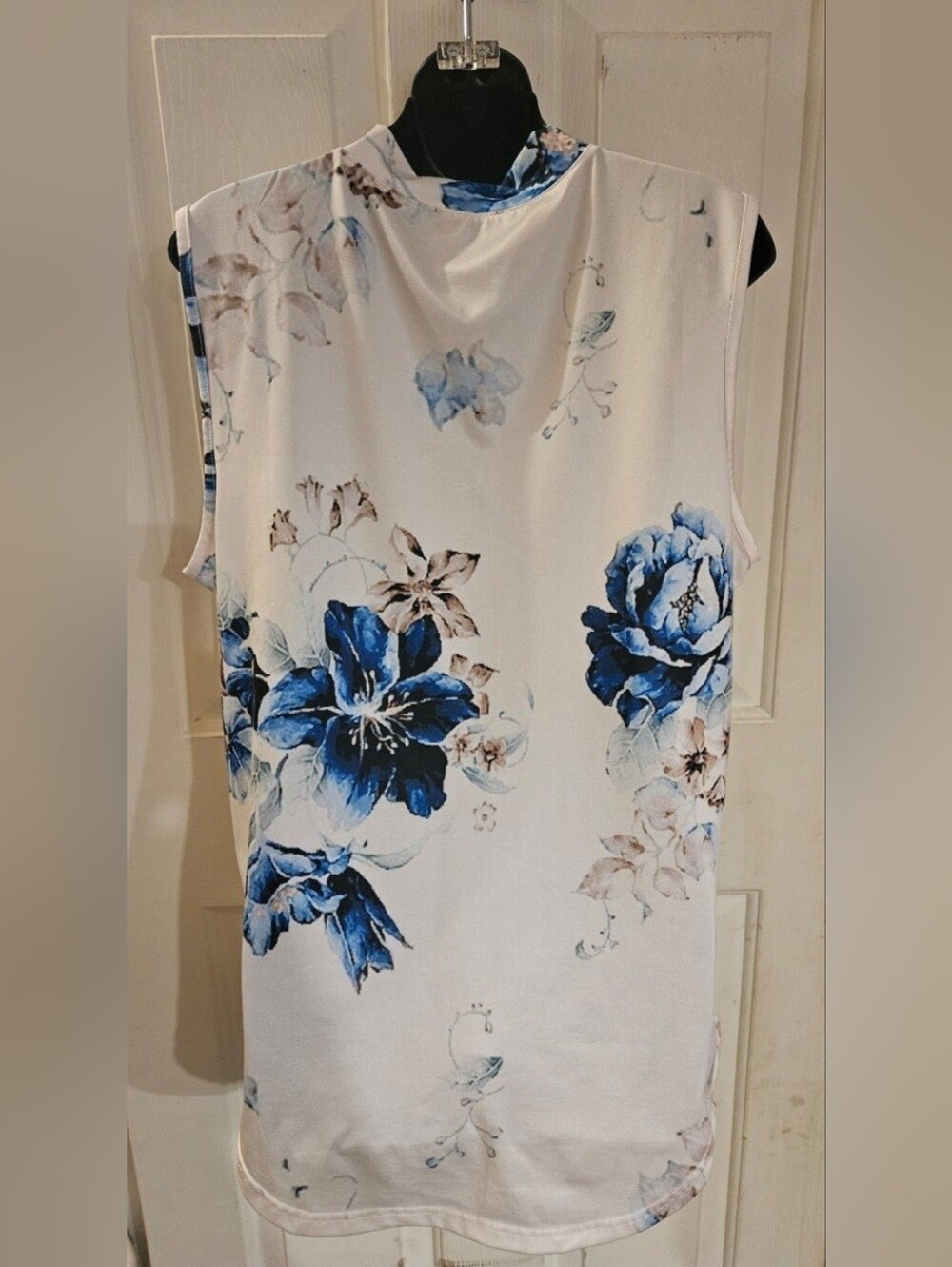 Sleeveless Floral Split-Neck Blouse in Cream and Blue By Loveu.dear - Picture 6 of 7